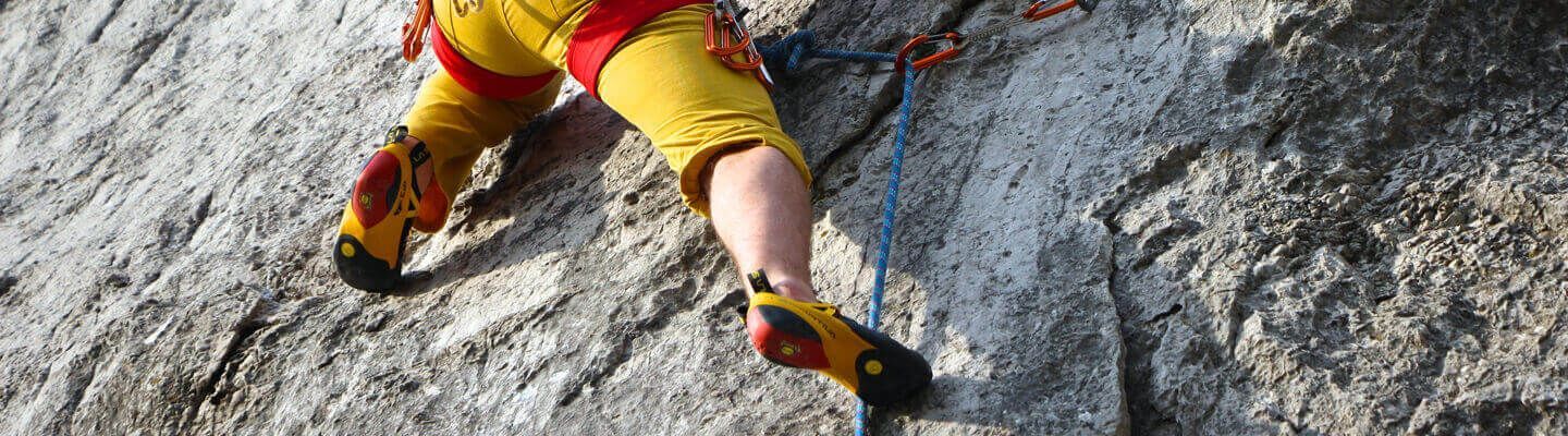 Como escoger pies de gato o zapatos de escalada